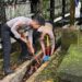 Personel Polres Bartim membersihkan selokan di Kawasan Rumah Betang Pasar Panas, Jumat (6/2/2026).