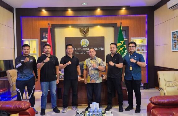 Plh. KPR Rutan Kelas IIB Tamiang Layang Dhimas Calandra Anggita dan Kasubsi Yantah Junaidi, koordinasi dengan Jajaran Kejari Barito Timur, Jumat (6/2/2026). (Ist Humas)