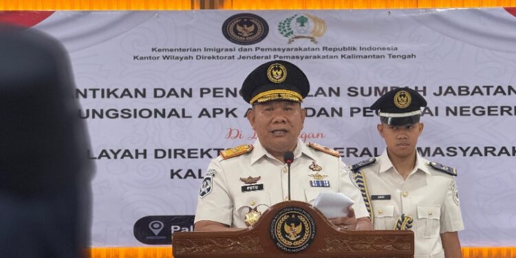 Kaknwil Ditjenpas Kalteng I Putu Murdiana, menyampaikan arahan usai pelantikan dan pengambilan sumpah janji, Jumat (6/2/2025). (Ist Humas)
