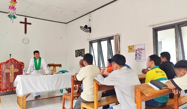 WBP Rutan Tamiang Layang mengikuti ibadah, Minggu (9/2/2026). (Ist Humas)