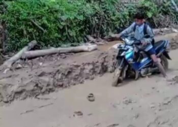 Pelajar di Desa Jango yang harus berjibaku dengan lumpur ketika menuju fasilitas pendidikan. (Ist Warga)