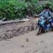 Pelajar di Desa Jango yang harus berjibaku dengan lumpur ketika menuju fasilitas pendidikan. (Ist Warga)