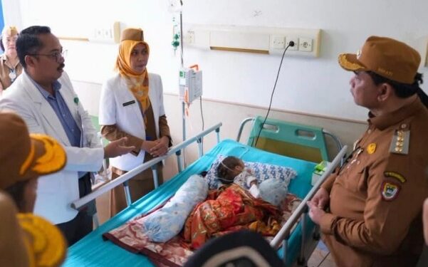 Bupati Barito Utara, H. Shalahuddin, ketika meninjau pasien yang dirawat di RSUD Tamiang Layang, Senin (9/2/2026).