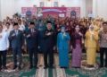 Bupati Barito Utara, H. Shalahuddin, berpose dengan jajaran pengurus baru TP PKK, GOW, Dekranasda, dan PAUD, usai pelantikan, Minggu (9/2/2026).