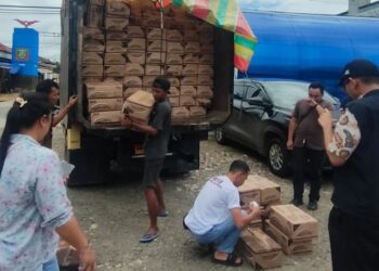 Pendistribusian MinyakKita dari Bulog dan Kerjasama Disdagkop UKM Bartim di Pasar Temangung Djaya Karti, Sabtu (7/2/2026) lalu.