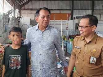 Bupati Bartim M.Yamin, bertemu dengan Ahmad Dani (15) pasien rujukan yang mendapat penanganan di RSUD Ulin Banjarmasin, Selasa (10/2/2026). (Ist Adc Bupati)