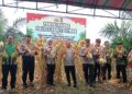 Kapolres Bartim AKBP Eddy Santoso, beserta jajaran panen jagung di Desa Sumber Rejo, Kecamatan Pematang Karau, Rabu (11/2/2025). (Ist Humas)