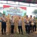Kapolres Bartim AKBP Eddy Santoso, beserta jajaran panen jagung di Desa Sumber Rejo, Kecamatan Pematang Karau, Rabu (11/2/2025). (Ist Humas)