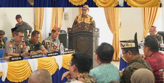 Bupati Barito Utara H. Shalahuddin, menyampaikan arahan dalam Konsultasi Publik RKPD 2027, Kamis (12/2/2026).