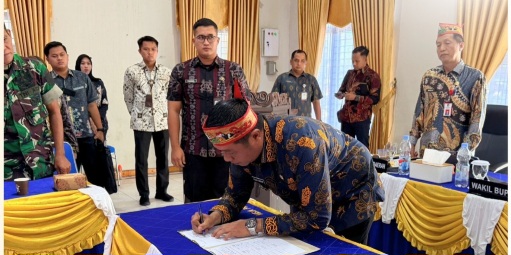 Wakil Bupati Barito Utara Felix Sonadie Y Tingan, membubuhkan tandatangan sebagai bentuk komitmen penyusunan RKPD 2027 usai konsultasi publik, Kamis (12/2/2026).