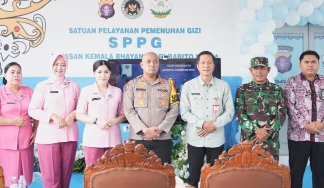 Sekda Kabupaten Barito Utara Drs. Muhlis, beserta jajaran polres setempat berpose bersama usai meresmikan SPPG I Polres Barut, Jumat (13/2/2026).