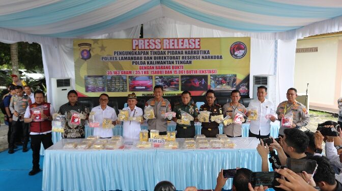 Kapolda Kalteng Irjen Pol Iwan Kurniawan, dan Gubernur Kalteng Agustiar Sabran, beserta unsur Forkopimda dalam press release pengungkapan narkotika di Polres Lamandau, Rabu (18/2/2026). (Ist Satresnarkoba Polres Lamandau)
