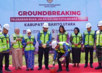 Bupati Barito Utara H Shalahuddin dan Wabup Felix Sonadie Y Tingan dalam groundbreaking pelebaran ruas jalan dalam kota Muara Teweh, Rabu (18/2/2026).