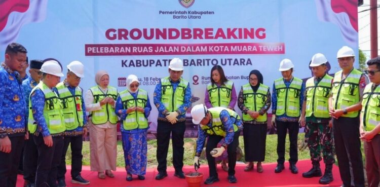 Bupati Barito Utara H Shalahuddin dan Wabup Felix Sonadie Y Tingan dalam groundbreaking pelebaran ruas jalan dalam kota Muara Teweh, Rabu (18/2/2026).