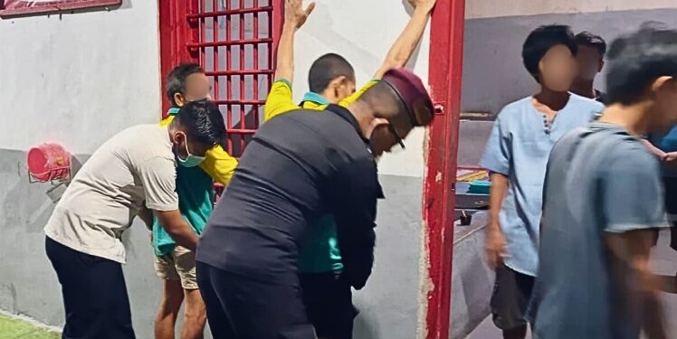 Pemeriksaan badan warga binaan dalam razia insidentil, Selasa (17/2/2026) malam. (Ist)