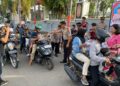Jelang Berbuka Puasa, Polres Bartim Turun ke Jalan Bagikan Takjil untuk Warga
