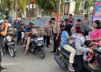 Jelang Berbuka Puasa, Polres Bartim Turun ke Jalan Bagikan Takjil untuk Warga