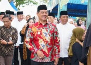 Bupati Barut H. Shalahuddin dan Wabup Felix Sonadie Y Tingan, meninjau lapak Pasar Wadai Ramadan 1447 H usai diresmikan, Kamis (19/2/2026) sore.