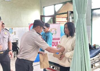Personel Polres Bartim membagikan takjil ke pasien RSUD Tamiang Layang, Jumat (20/2/2026). (Ist)