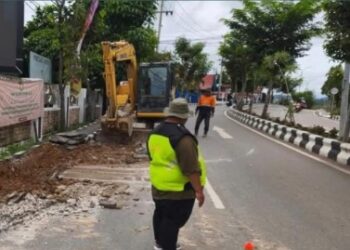 Pengerjaan pelebaran Jalan Yetro Singseng Muara Teweh yang mulai dilakukan, Sabtu (21/2/2026).