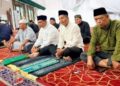 Bupati Barito Utara H. Shalahuddin, melaksanakan ibadah di Masjid At-Taqwa, Minggu (22/2/2026) malam.