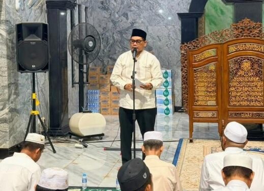 Bupati Barito Utara, H. Shalahuddin, ketika memberikan pesan keagamaan disela kegiatan Salat berjamaah di Masjid Jami Abdurrahim Muara Teweh, Sabtu (21/2/2026).