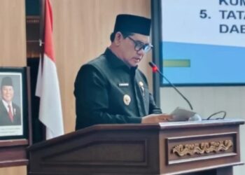 Bupati Barito Utara Shalahuddin, menyampaikan pidato pengantar pengajuan Lima Raperda kepada DPRD dalam Rapat Paripurna, Senin (23/2/2026).