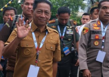 Ketua DPRD Murung Raya, Rumiadi (belakang), yang turut menghadiri Rakornas bersama Bupati Heriyus dan jajaran Forkopimda.
