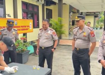Kapolres Bartim AKBP Eddy Santoso, yang secara langsung mengikuti tes urine, Selasa (24/2/2026). (Ist)