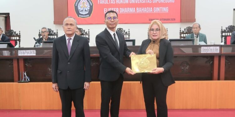 Elieser Dharma Bahagia Ginting menerima gelar doktor dengan predikat cumlaude pada Program Studi Ilmu Hukum di Universitas Diponegoro.