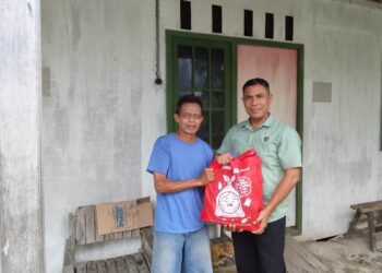 Personel Satresnarkoba Pplres Kapuas membagikan bansos, Selasa (24/2/2026). (Ist)