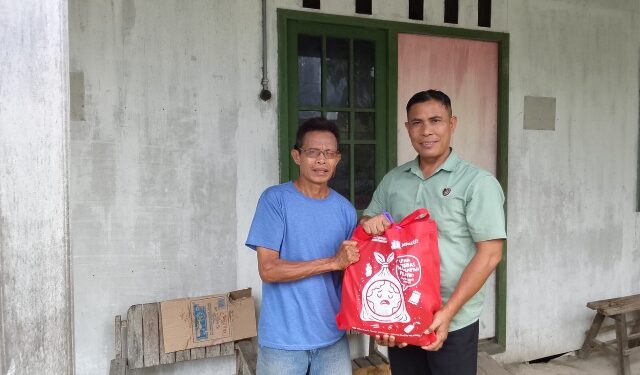 Personel Satresnarkoba Pplres Kapuas membagikan bansos, Selasa (24/2/2026). (Ist)