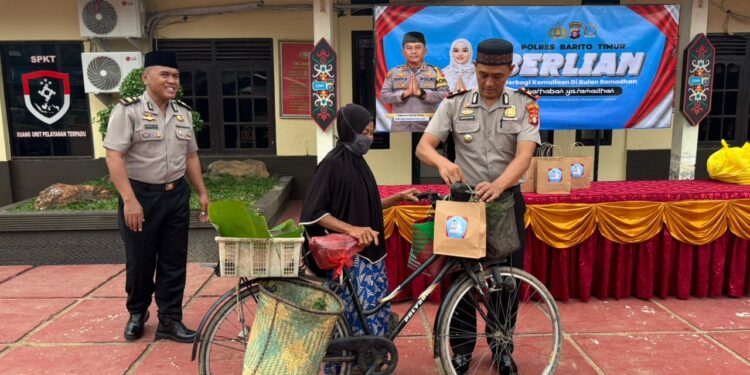 Kapolsek Dusun Tengah, IPTU Suprayitno, yang membagikan takjil kepada warga melintas di depan Mapolsek.