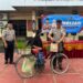 Kapolsek Dusun Tengah, IPTU Suprayitno, yang membagikan takjil kepada warga melintas di depan Mapolsek.