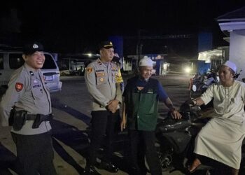 Kapolsek Dusun Timur, IPTU Sulkhan Sururi, dalam pengecekan guna menjaga keamanan ibadah Salat Tarawih di Masjid Darul Ibadah, Selasa (24/2/2026).