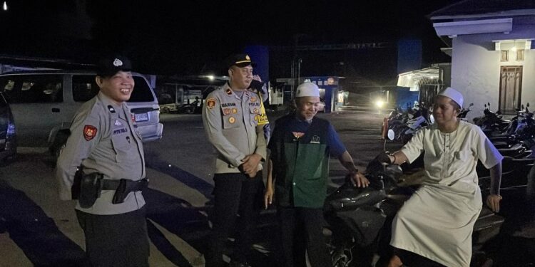 Kapolsek Dusun Timur, IPTU Sulkhan Sururi, dalam pengecekan guna menjaga keamanan ibadah Salat Tarawih di Masjid Darul Ibadah, Selasa (24/2/2026).