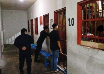 Petugas Rutan Tamiang Layang yang melaksanakan kontrol blok hunian, Rabu (25/2/2026). (Ist)