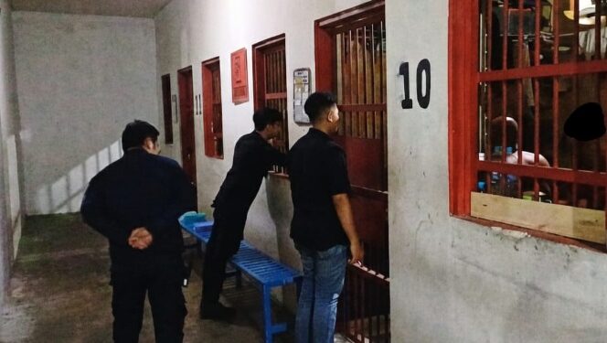 Petugas Rutan Tamiang Layang yang melaksanakan kontrol blok hunian, Rabu (25/2/2026). (Ist)