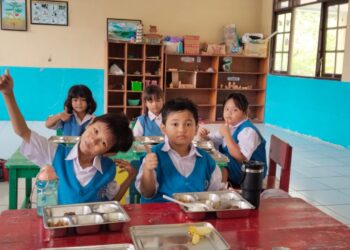 Anak - anak di TK Melati I yang menerima program MBG. (ist)