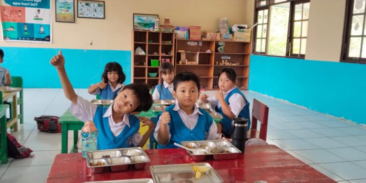 Anak - anak di TK Melati I yang menerima program MBG. (ist)