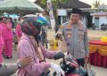 Kapolres Bartim AKBP Eddy Santoso, membagikan takjil untuk warga melintas, Kamis (26/2/2026).
