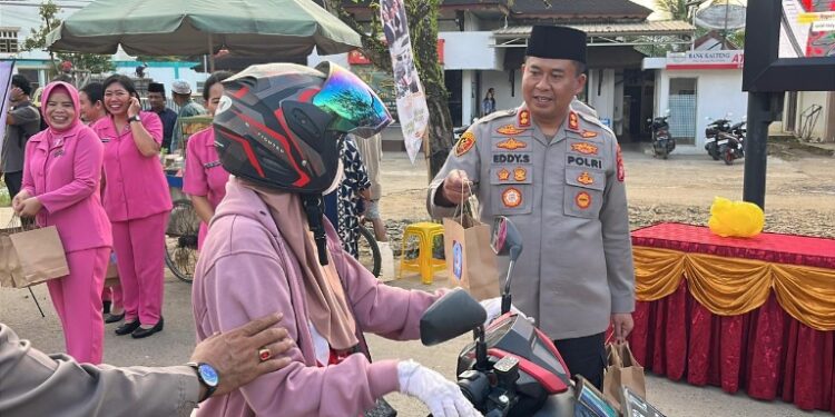 Kapolres Bartim AKBP Eddy Santoso, membagikan takjil untuk warga melintas, Kamis (26/2/2026).