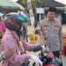 Kapolres Bartim AKBP Eddy Santoso, membagikan takjil untuk warga melintas, Kamis (26/2/2026).