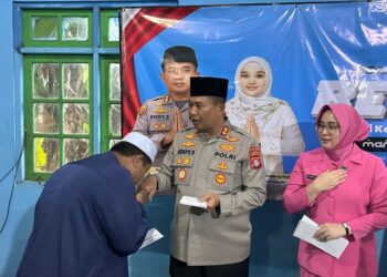 Kapolres Bartim AKBP Eddy Santoso, yang menyantuni anak yatim piatu disela kegiatan buka bersama, Kamis (26/2/2026).