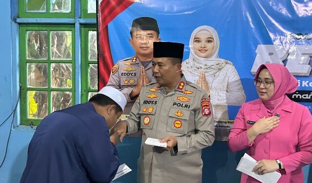 Kapolres Bartim AKBP Eddy Santoso, yang menyantuni anak yatim piatu disela kegiatan buka bersama, Kamis (26/2/2026).