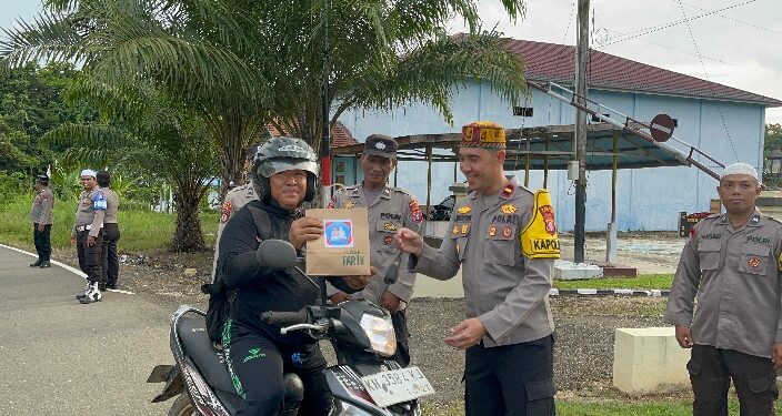 Kapolsek Patangkep IPDA Bambang Wahyudi memimpin pembagian takjil depan Mapolsek, Kamis (26/2/2026).