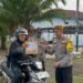 Kapolsek Patangkep IPDA Bambang Wahyudi memimpin pembagian takjil depan Mapolsek, Kamis (26/2/2026).