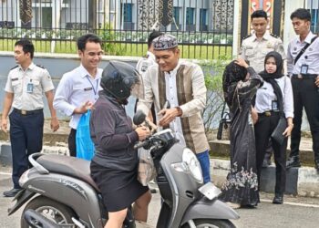 Karutan Tamiang Layang, Agung Novarianto, turun langsung membagikan takjil, Kamis (26/2/2026).