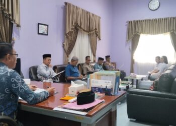 Kepala Kantor Kementerian Agama H. Ahmadi, memimpik rapat penetapan zakat, Rabu (25/2/2026).