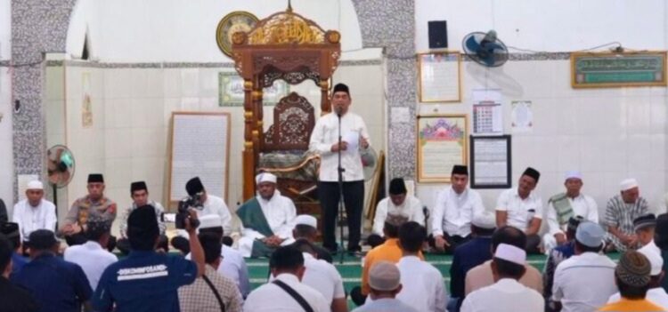 Bupati Muara Teweh H.Shalahuddin, ketika memberikan sambutan dalam acara buka puasa bersama di Masjid Al Mahabbah Lampeong II, Rabu (25/02/2026).